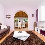 Camelia Luxury شقة