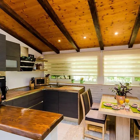 Camelia Luxury
