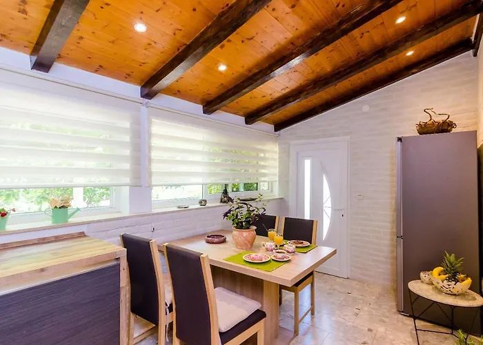 Camelia Luxury アパート